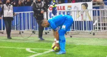 英超战报：皮诺、穆尼奥斯斩联赛首球，水晶宫2-0轻取狼队（英超快讯：水晶宫2-0击退狼队，皮诺与穆尼奥斯收获英超处子球）