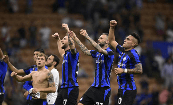 球场响彻 MVP 呼声（MVP呼声响彻全场）