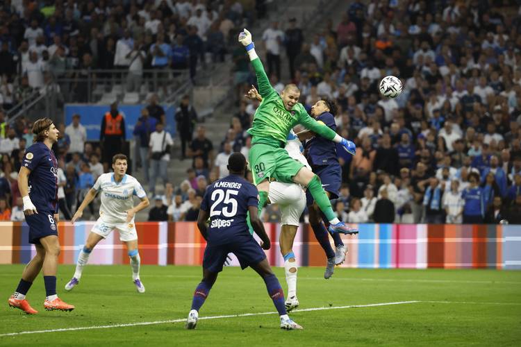 他是球队的节拍器（他掌控球队节奏）