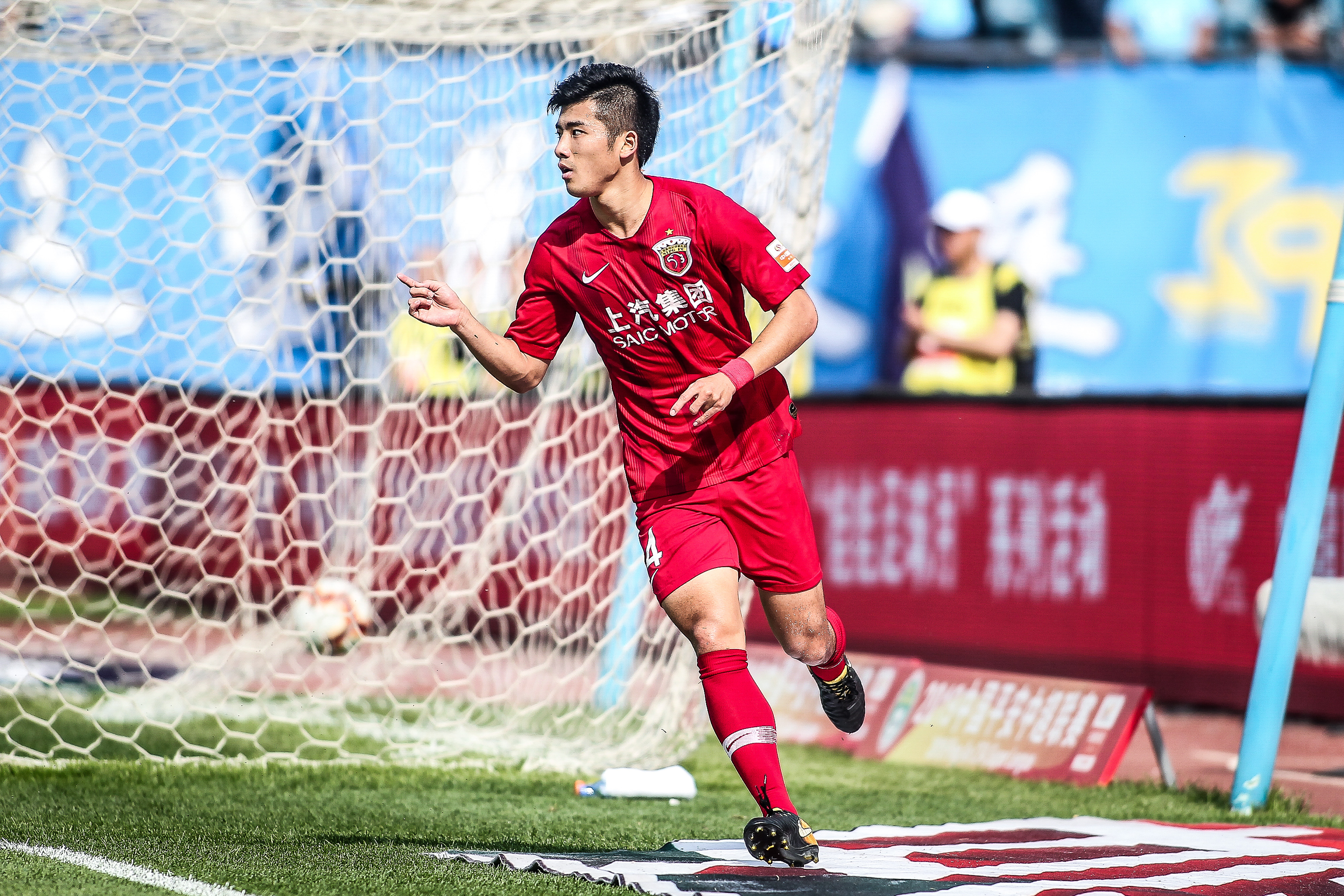 欧文突破防守助攻制胜（欧文强突破防线送出制胜妙传）