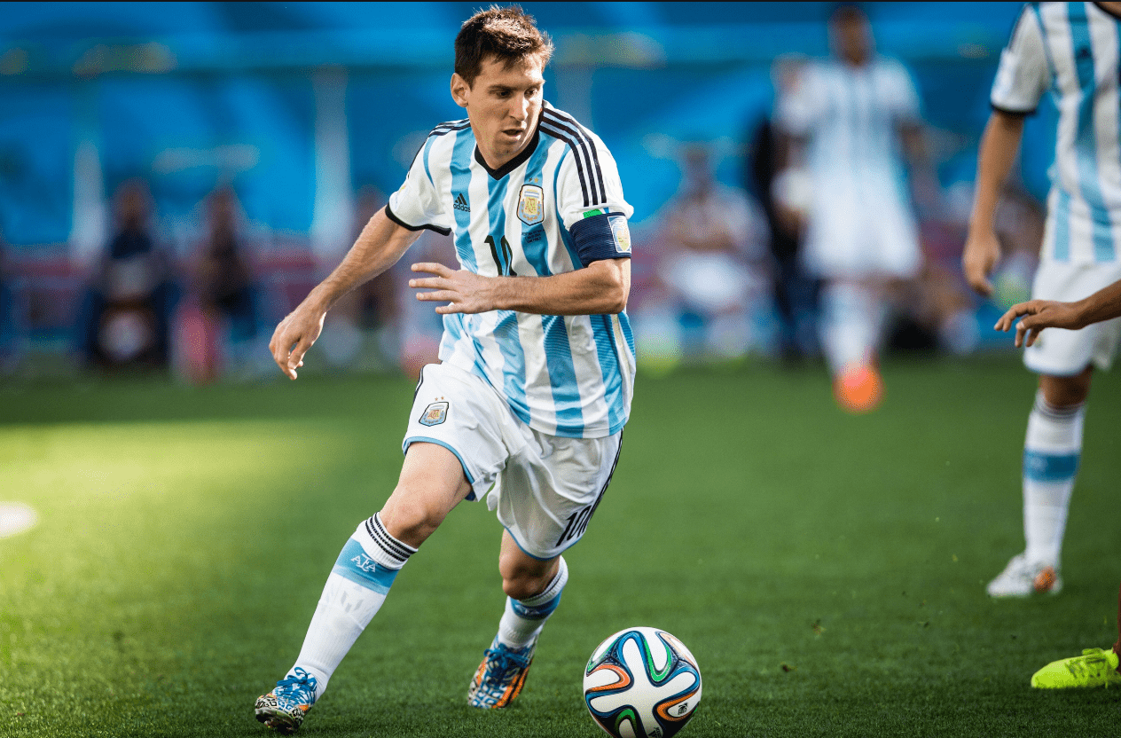 吉拉西多特生涯欧冠已打入15球，队史仅次于罗伊斯和莱万（吉拉西欧冠累计15球，在多特队史仅逊罗伊斯与莱万）