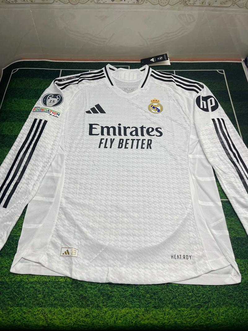 每体：巴萨目前对莱万的原则是，要么大幅降薪要么自由身离开（每体：巴萨给莱万两条路——要么大幅降薪，要么自由离队）