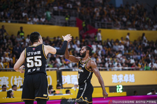 掘金约基奇豪取三双助球队连胜（约基奇揽三双，掘金续写连胜）