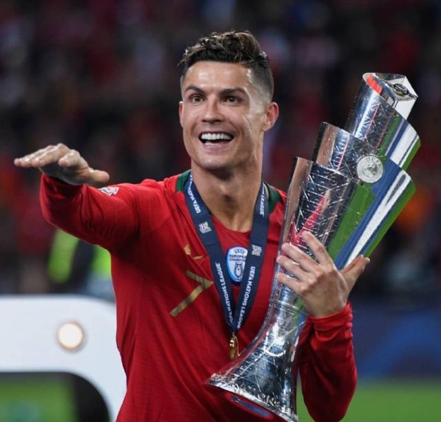 哈维-西蒙斯：我的名字烙印了母亲对巴萨的爱；年少成名并不好（哈维-西蒙斯：我的名字承载母亲对巴萨的深情；少年成名未必是福）