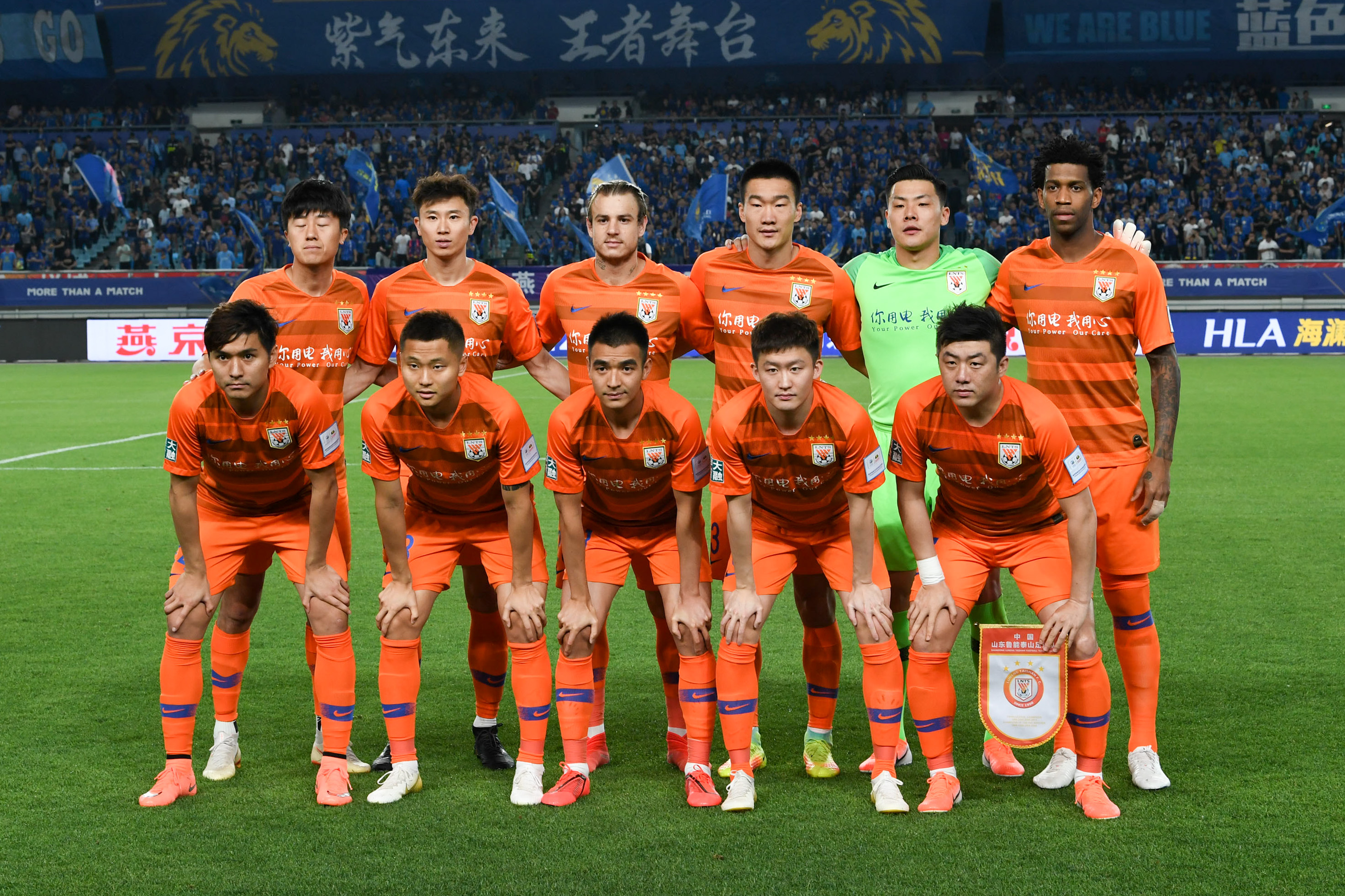 西甲16轮比赛精彩纷呈，多队争夺保级名额，各队表现起伏，悬念迭起。（西甲第16轮群雄逐鹿：保级混战白热化，球队状态起伏不定，悬念丛生）